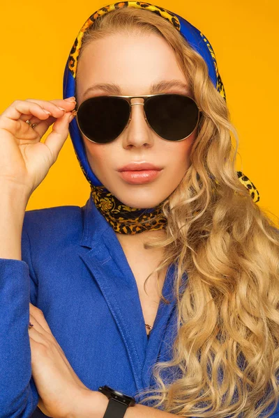 Módní portrét krásná blondýna v modrém šátku a Lucie — Stock fotografie