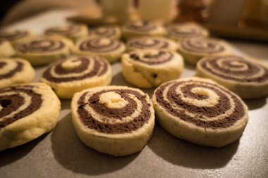 Alman siyah beyaz noel kurabiyelerinin tatil sezonu için yakın çekimi.