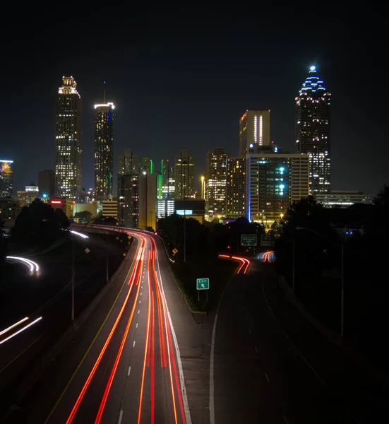 Nachtelijke blootstelling shot van Atlanta skyline met auto lichte sporen — Stockfoto