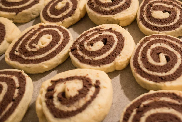 ホリデーシーズンのために焼き上げドイツの黒と白のクリスマスクッキーの閉鎖 — ストック写真