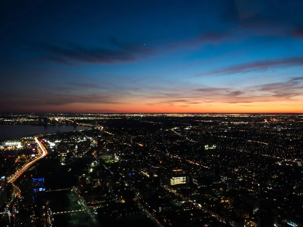 Flygfoto över västra Toronto vid solnedgången med ljus och synliga bilspår — Stockfoto