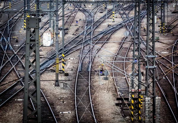 Tory kolejowe i skrzyżowania na głównym dworcu kolejowym w Pradze — Zdjęcie stockowe