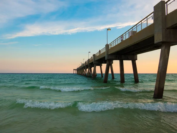 Pensacola strand türkiz víz hullámok és móló belépő öböl Mexikóban Jogdíjmentes Stock Fotók