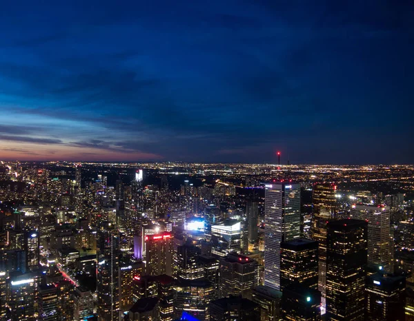 Longue exposition vue aérienne du centre de Toronto au coucher du soleil avec des lumières et des traces de voiture visibles — Photo