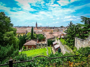 Giusti bahçelerinin güzel manzarası ve İtalyan şehri Verona 'yı aydınlık güneşli bir günde gözlemek.