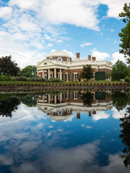 Hermosa mansión Jefferson Monticello reflejándose en la piscina con nubes colgando encima en el día soleado —  Fotos de Stock