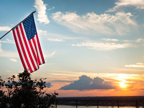 Brillante bandera americana ondeando sobre el hermoso atardecer sobre el río Mississippi — Foto de Stock