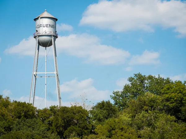 Fém víztartály kis Texas város Gruene magasan a fák felett áll a napsütéses napon Jogdíjmentes Stock Képek