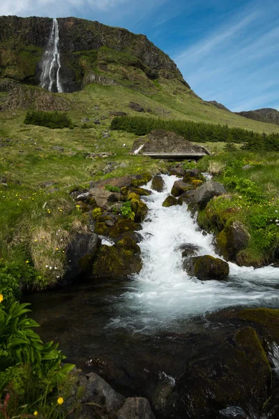 Beautiful Bjarnarfoss waterfall atop green meadows on Snaefellsnes peninsula in island — ストック写真