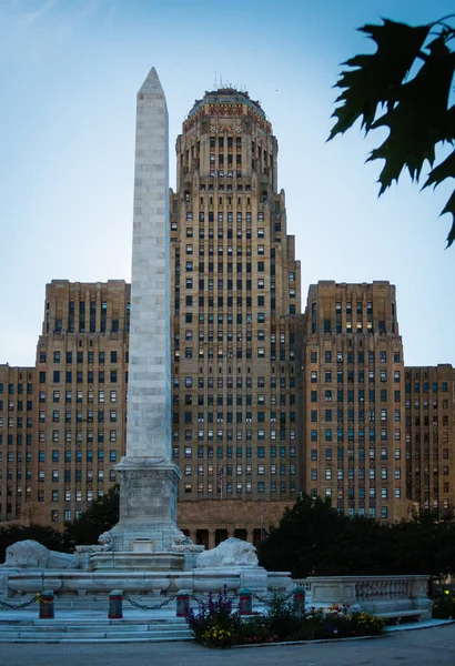 Edificio de decoración de arte del ayuntamiento de Buffalo con monumento y hojas en el centro de Buffalo — Foto de Stock