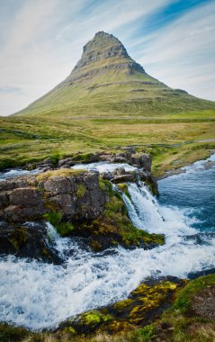 İzlanda 'da güzel ok başı dağı Kirkjufell ve şelale