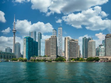 Toronto silueti Ontario Gölü 'nden görüldüğü gibi finansal bölgenin yansımaları ve bulutlu mavi gökyüzü