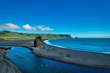 Güneşli bir günde Vik İzlanda yakınlarında ünlü Dyrholaey kaya oluşumları ve siyah kum plajı
