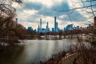 Central Park 'ta göl, Manhattan' ın Skyline 'ı New York' un arka planında