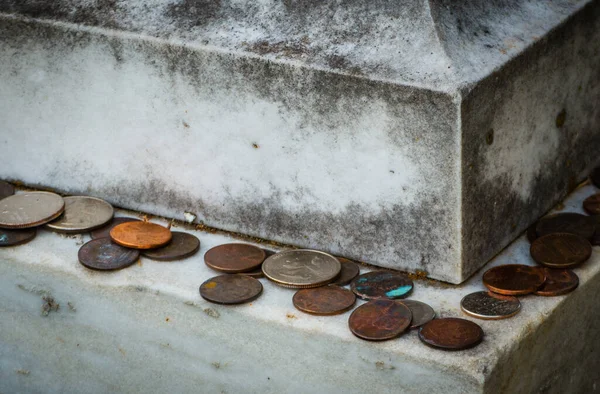 Régi hagyomány a különböző amerikai érmék feküdt sírkövön a tisztelet jeleként Stock Fotó