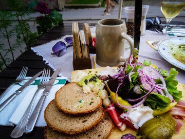 Avusturya Brotzeit tabağı geniş sebze ve biralı sosis çeşitleriyle