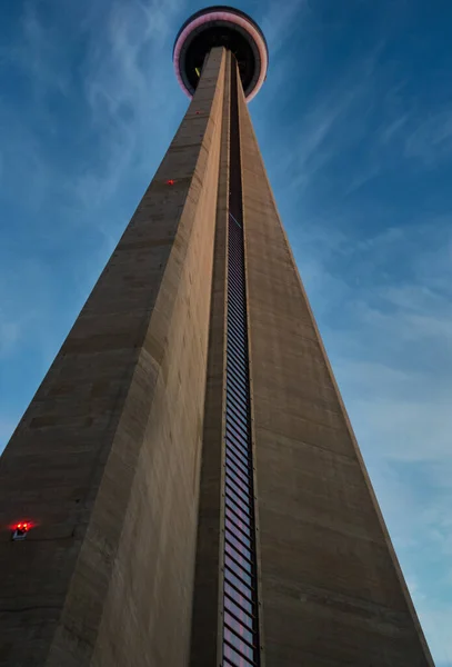 Hacia arriba disparado en la base de la torre de Toronto con características arquitectónicas visibles —  Fotos de Stock