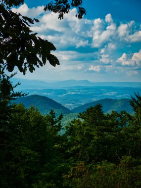 Güneşli bir günde Blue Ridge Parkway 'den Shenandoah Vadisi' nin panorama çekimi