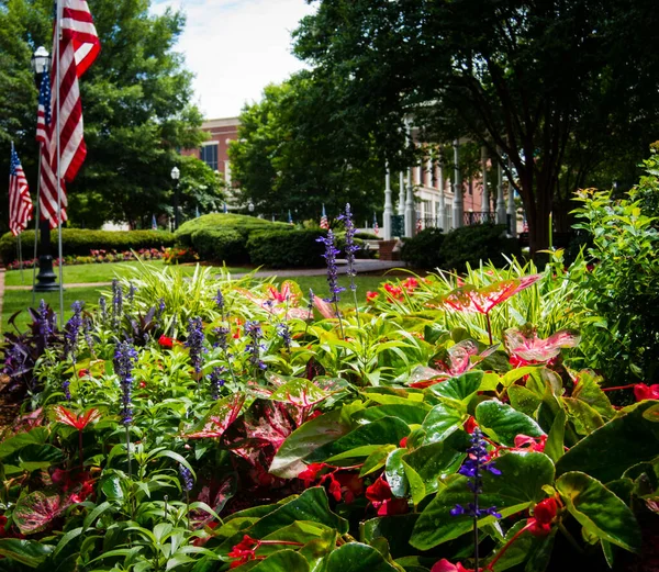 Florero y pabellón en Marietta Square en Georgia decorado para el Día de la Independencia — Foto de Stock