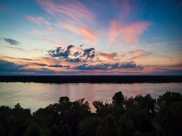 Nádherný západ slunce nad řekou Mississippi u Natchezu s mraky a odrazy ve vodě — Stock fotografie