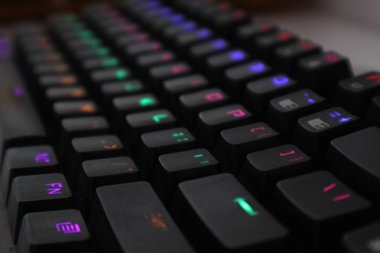 Elektronik malların arkaplanı için bilgisayar klavyesinin ve makronun yakın plan fotoğrafı