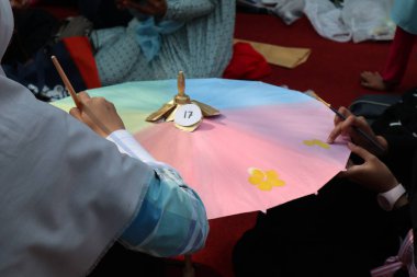 Elektronik malların arkaplanı için bilgisayar klavyesinin ve makronun yakın plan fotoğrafı