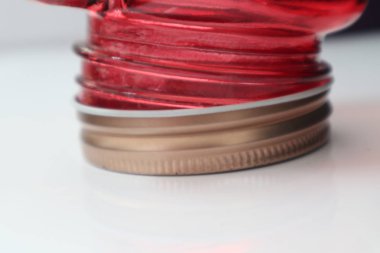 Alüminyum kapaklı kırmızı şişe.