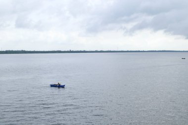 Manzara deniz manzarası ve kano bir nesne. Balıkçı