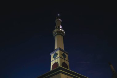 Elektronik malların arkaplanı için bilgisayar klavyesinin ve makronun yakın plan fotoğrafı