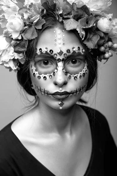 Modelo de Halloween com strass e grinalda de flores — Fotografia de Stock