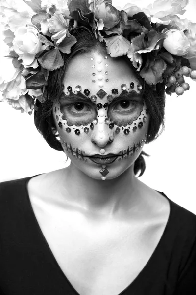 Modelo Halloween con diamantes de imitación y corona de flores aislada — Foto de Stock