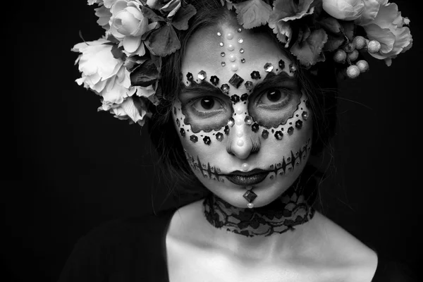 Modelo de Halloween primer plano con diamantes de imitación y corona de flores — Foto de Stock