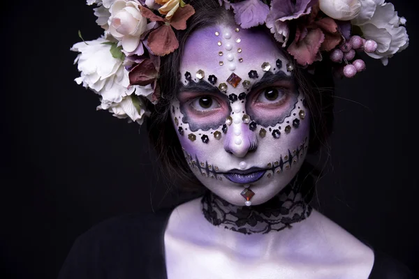 Modelo de Halloween primer plano con diamantes de imitación y corona de flores —  Fotos de Stock