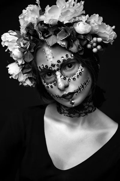 Halloween modell med strass och blomsterkrans — Stockfoto