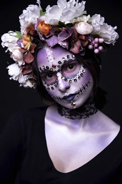Modelo Halloween con diamantes de imitación y corona de flores — Foto de Stock