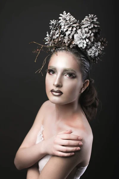 Elegante ragazza nel nuovo anno corona di pigne — Foto Stock