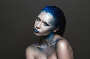 Sanat makyaj mavi saçlı ve Rhinestones