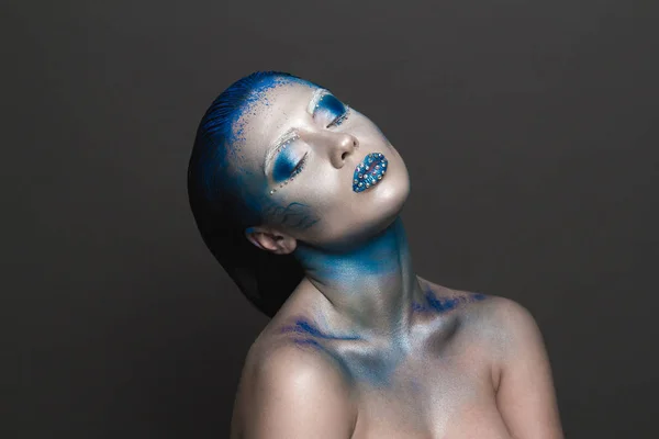 Maquillaje de arte con pelo azul y diamantes de imitación — Foto de Stock