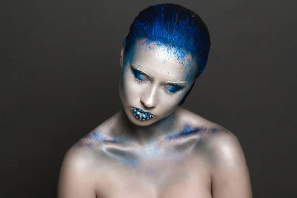 Maquillage d'art avec cheveux bleus et strass — Photo