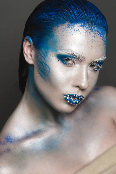 Maquillaje de arte con pelo azul y diamantes de imitación — Foto de Stock