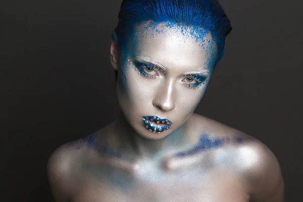 Maquillaje de arte con pelo azul y diamantes de imitación — Foto de Stock