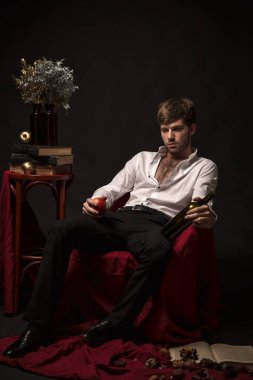 Klasik iç ile bir odada genç üzgün adam