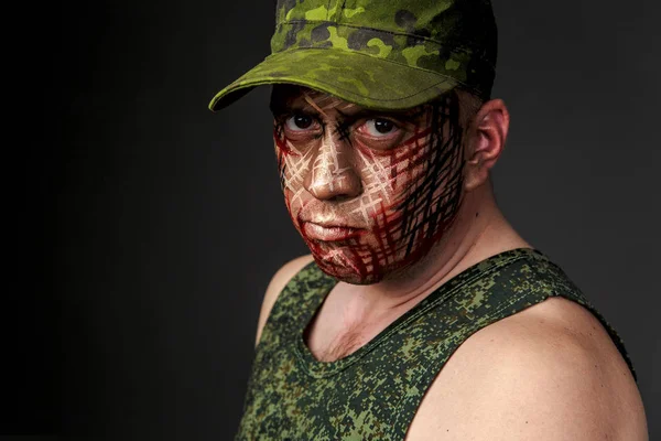 Στρατιωτικό στυλ καμουφλάζ στο πρόσωπο του στρατιώτη — Φωτογραφία Αρχείου