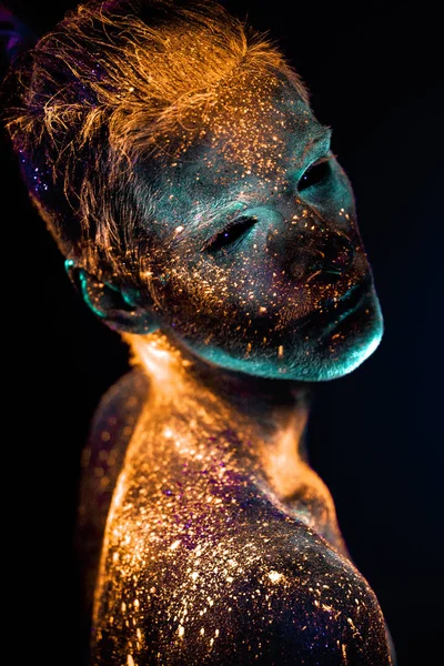 Retrato de um homem pintado em cores UV fluorescentes . — Fotografia de Stock