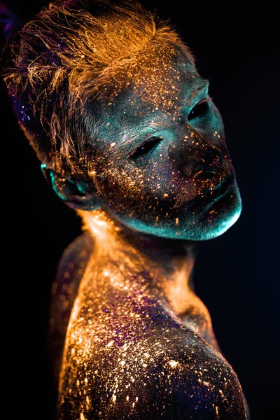 Retrato de un hombre pintado en colores UV fluorescentes . —  Fotos de Stock