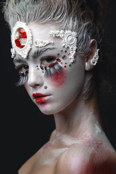 Chica joven con un pelo blanco y maquillaje creativo — Foto de Stock