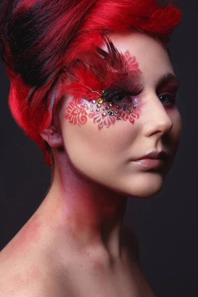 Chica joven con el pelo rojo y maquillaje creativo ingenioso — Foto de Stock