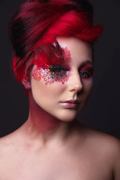 Jong meisje met rood haar en creatieve ingenieuze make-up — Stockfoto