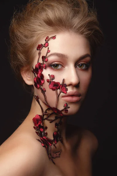 Mujer joven con maquillaje de flores — Foto de Stock