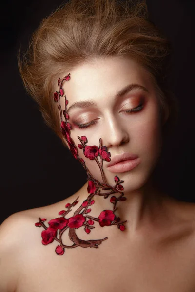 Mujer joven con maquillaje de flores — Foto de Stock